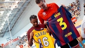 开云app-巴尔德&amp;加索尔互换球衣，巴萨官推晒照配文：英雄惜英雄