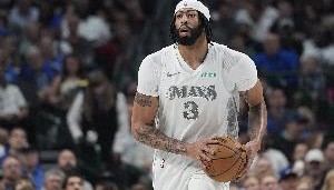 开云app-再找找状态！浓眉19中5拿到15分7板 罚球7中4